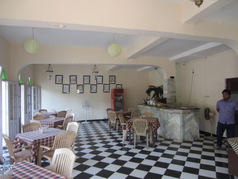 Hotel Riverside Бага Экстерьер фото