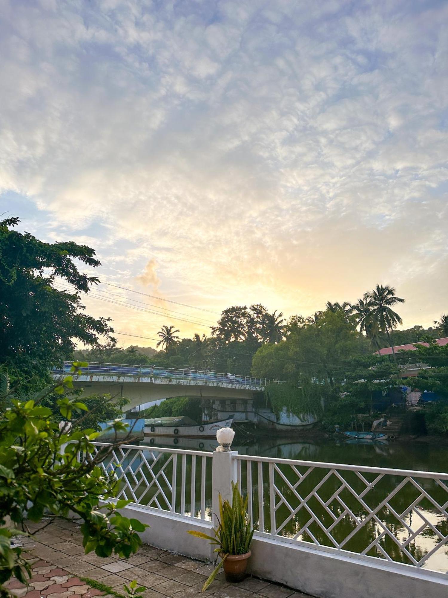 Hotel Riverside Бага Экстерьер фото