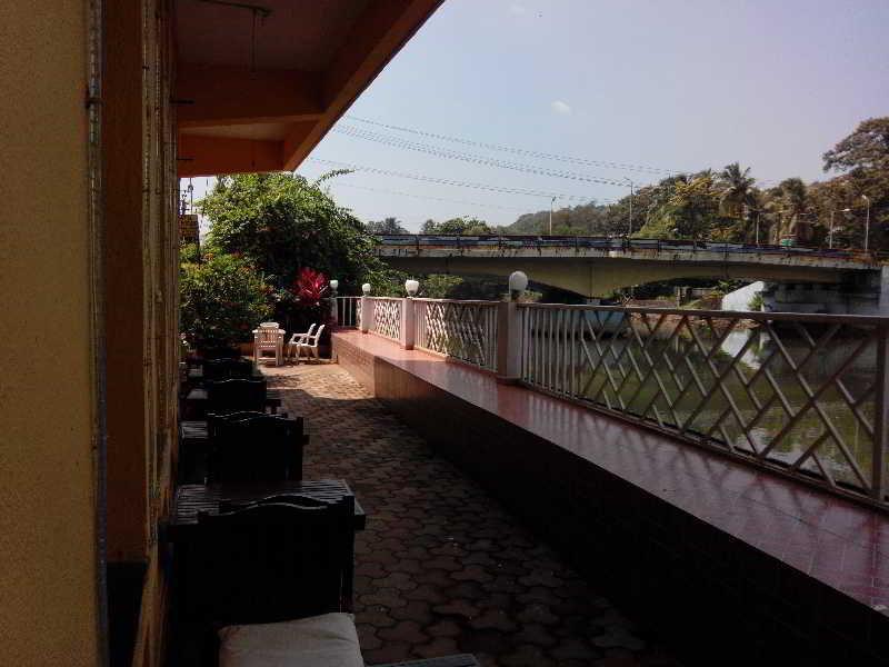 Hotel Riverside Бага Экстерьер фото